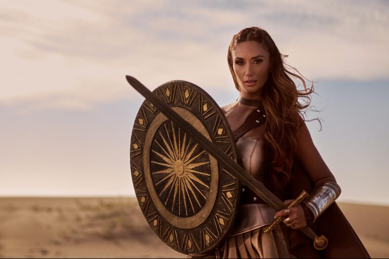 Como musa de Ateneas: Pamela Díaz se luce en cautivadora noche de juegos