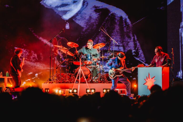 Extraordinario debut de la Revuelta de Los Tres en Movistar Arena a tablero vuelto