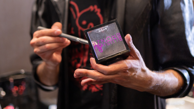 Pieles glowy y la nueva máscara Exxtravert protagonizaron el Andes Fashion Week con Avon