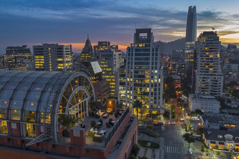 Escápate del frío en un ambiente acogedor en The Ritz-Carlton, Santiago