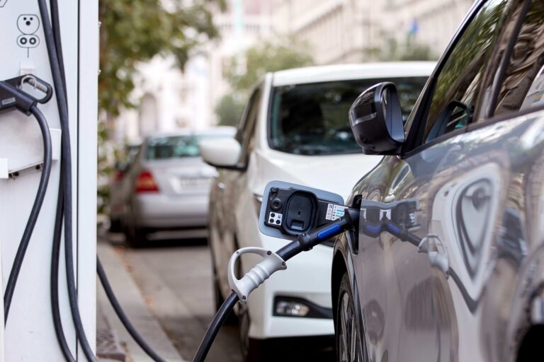 Electromovilidad: chilenos buscan y cotizan cada año más autos amigables con el medio ambiente