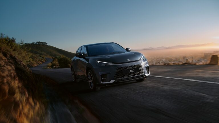 Lexus se posiciona como la marca número uno en híbridos de lujo en Chile