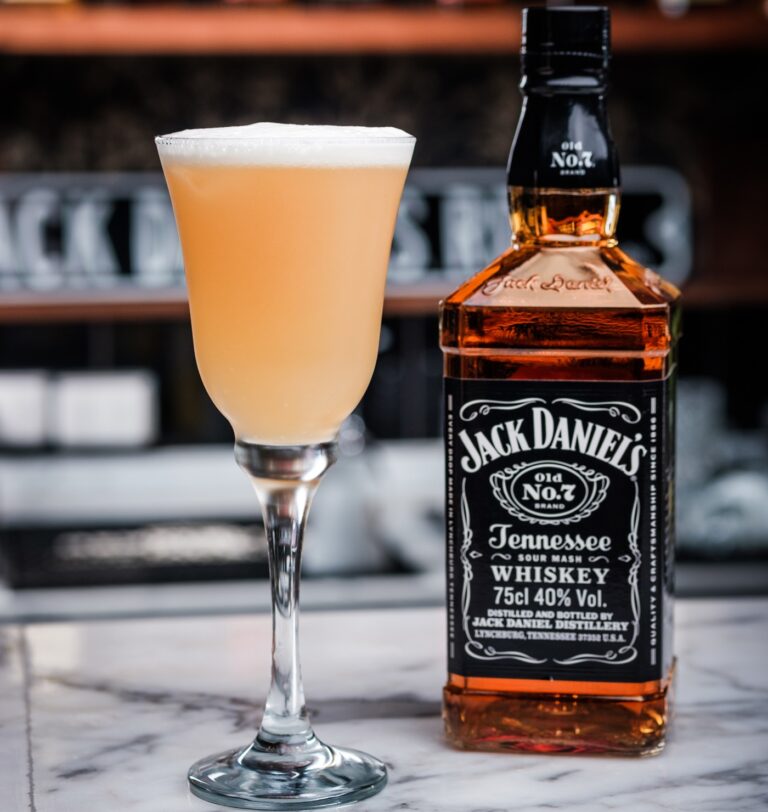 Mes del Whiskey Sour: Consejos para un cóctel perfecto en casa