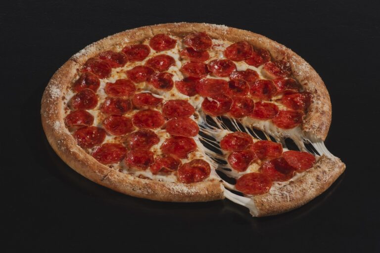 Explosión de sabores: Melt Pizzas sorprende con tres nuevas opciones de Holy Cheese y renovada receta de Cinnamon Rolls