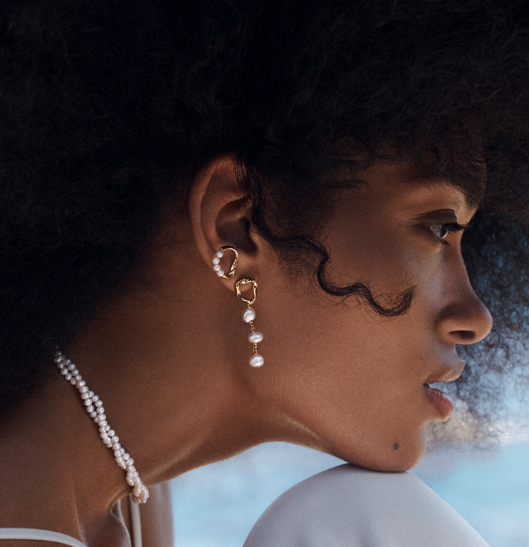 Los aros y las perlas se reinventan y son los must-have de este 2024