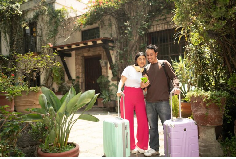 ¿Te vas de viaje? Sigue estos tips para usar apps de movilidad de forma segura en el extranjero 