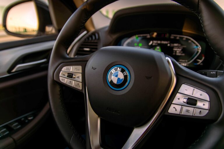 Lujo y exclusividad sobre ruedas: Estas son las marcas y modelos de autos más buscados en Chile