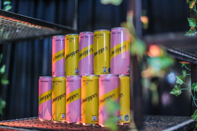 Disfruta las distintas formas de ser social con la nueva Schweppes Pink Tonic