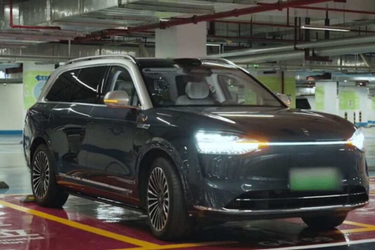 Huawei implementa autos que se estacionan solos en aeropuerto chino