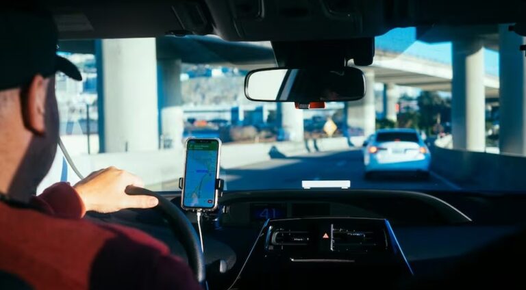 Uber tras la aprobación del reglamento de la Ley EAT: “Deja fuera al 35% de los socios conductores que hoy generan ganancias en la aplicación” 