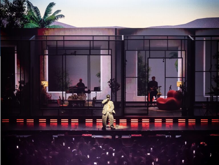 Manuel Turizo hizo estallar el Movistar Arena con bachata, merengue y una verdadera fiesta en su paso por Santiago