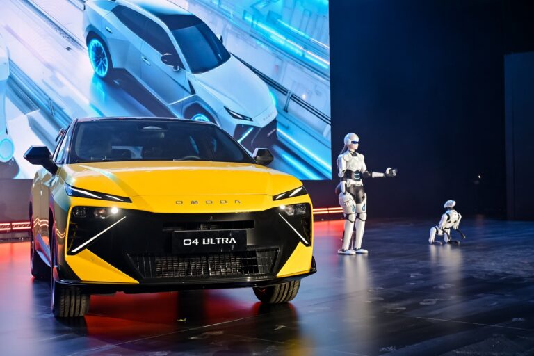 Robots, IA y electrificación: la movilidad del futuro está en la Cumbre de OMODA | JAECOO 2025