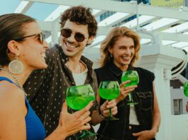 Francisca Valenzuela sorprendió a todos con un show en pleno Barrio París-Londres