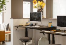 Cerca de un tercio de los chilenos trabaja desde casa: claves para diseñar un escritorio que se adapte a cada espacio, forma de trabajar y presupuesto